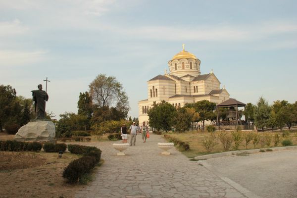 Херсонес. Памятник св. Владимиру и Владимирский собор