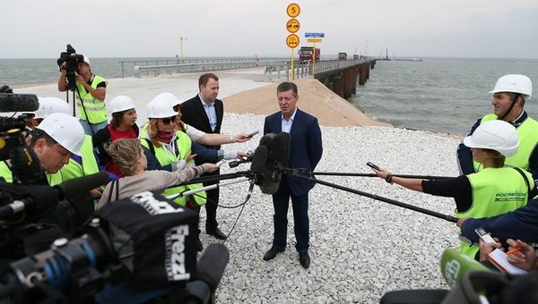 Дмитрий Козак проверил ход подготовки к началу строительства моста через Керченский пролив