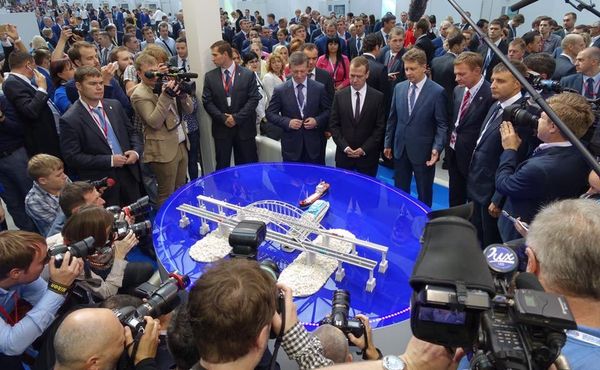 Премьер-министру РФ Дмитрию Медведеву презентовали проект моста через Керченский пролив