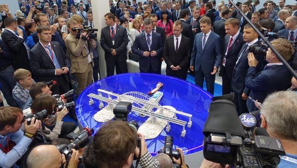 Премьер-министру РФ Дмитрию Медведеву презентовали проект моста через Керченский пролив