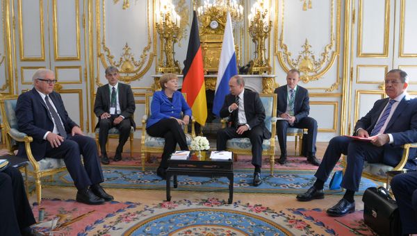 Президент России Владимир Путин и канцлер Федеративной Республики Германия Ангела Меркель во время встречи в Париже