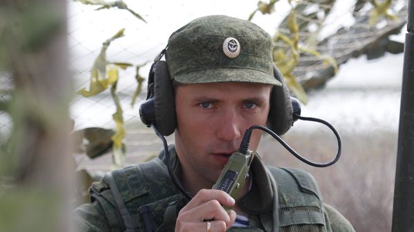 Российский военнослужащий выходит на связь на командном пункте во время военных учений