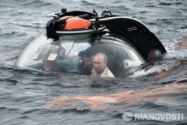 Владимир Путин совершает погружение на батискафе к затонувшему древнему судну, лежащему в районе Севастополя на 83-метровой глубине, во время экспедиции в рамках мероприятий, посвященных 170-летию Русского географического общества, 18 августа 2015 года.