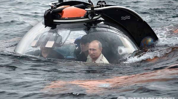 Владимир Путин совершает погружение на батискафе к затонувшему древнему судну, лежащему в районе Севастополя на 83-метровой глубине, во время экспедиции в рамках мероприятий, посвященных 170-летию Русского географического общества, 18 августа 2015 года.