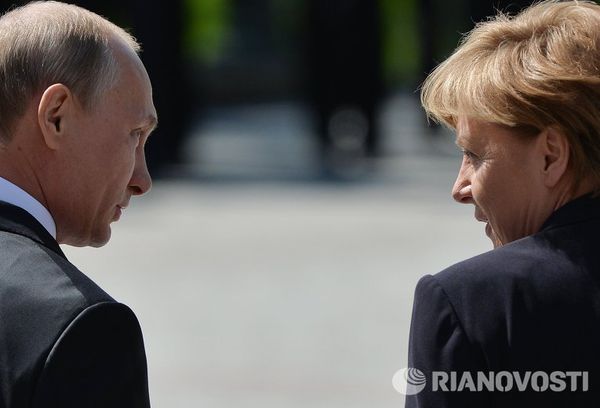 Владимир Путин и канцлер Федеративной Республики Германия Ангела Меркель на церемонии совместного возложения цветов к Могиле Неизвестного солдата в Александровском саду, 10 мая 2015 года.