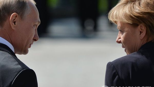 Владимир Путин и канцлер Федеративной Республики Германия Ангела Меркель на церемонии совместного возложения цветов к Могиле Неизвестного солдата в Александровском саду, 10 мая 2015 года.