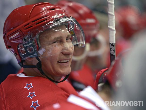 Владимир Путин в гала-матче турнира Ночной хоккейной лиги в Сочи, 16 мая 2015 года.