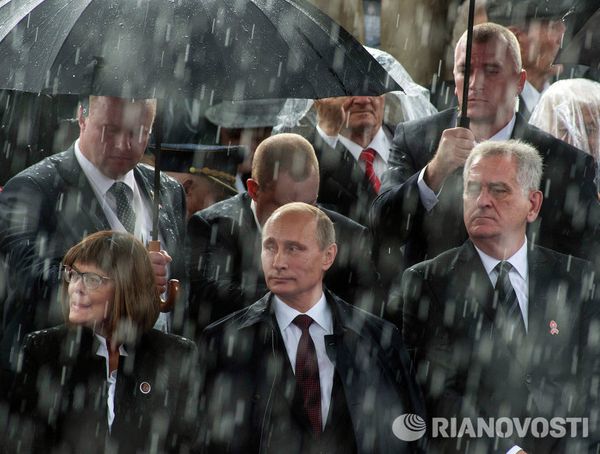 Владимир Путин и президент Сербии Томислав Николич (справа на первом плане) на военном параде Шаг победителя, посвященном 70-летию освобождения Белграда от немецко-фашистских захватчиков, 16 октября 2014 года.