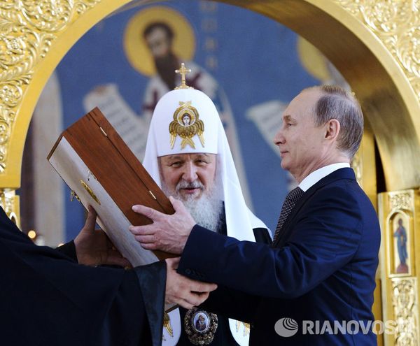 Владимир Путин и патриарх Московский и всея Руси Кирилл во время посещения отреставрированного храма Святого Равноапостольного Князя Владимира при Московском епархиальном доме, 27 июля 2015 года.
