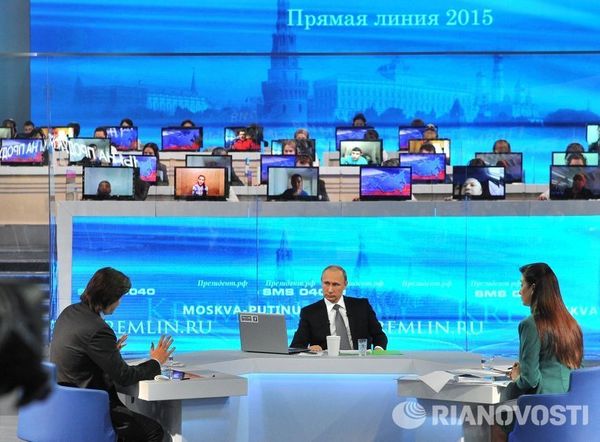 Владимир Путин отвечает на вопросы россиян в ежегодной специальной программе Прямая линия с Владимиром Путиным в эфире российских телеканалов и радиостанций, 16 апреля 2015 года.