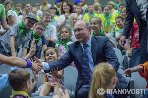 Владимир Путин в центре океанографии и морской биологии Москвариум на территории ВДНХ, 4 августа 2015 года.