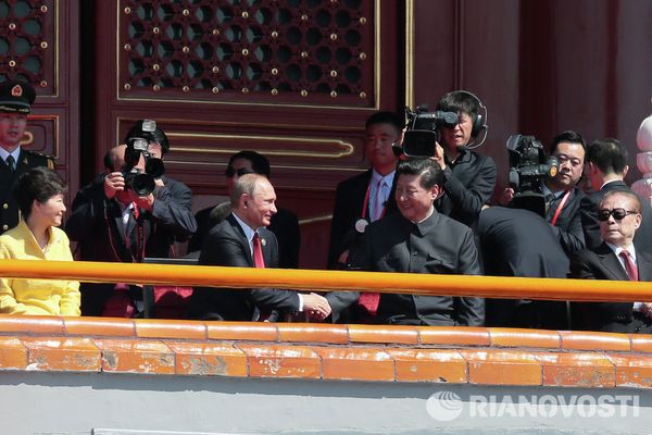Президент России Владимир Путин и председатель Китайской Народной Республики Си Цзиньпин перед началом парада на площади Тяньаньмэнь в Пекине, посвященного 70-летию победы китайского народа в Войне сопротивления Японии и окончания Второй мировой войны. 3 сентября 2015 года.
