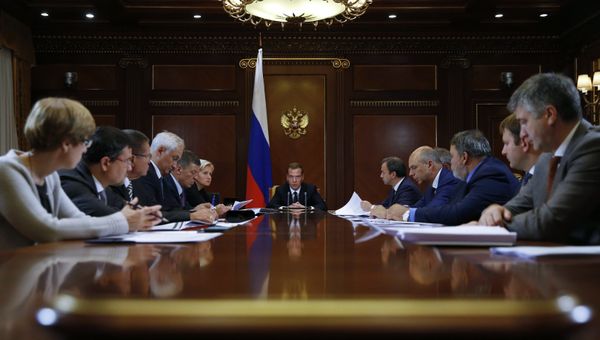 Премьер-министр РФ Д.Медведев провел совещание по макропрогнозу на 2016-2018 годы и формированию бюджета на 2016 г.