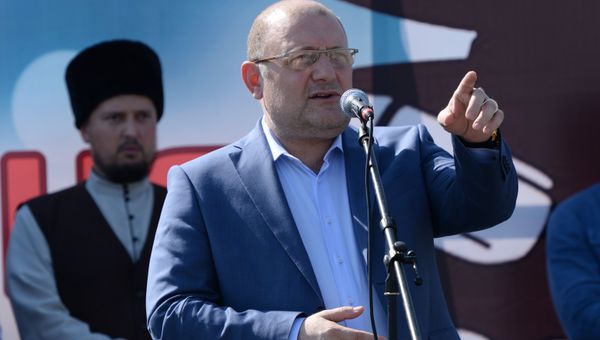Министр по внешним связям, национальной политике, печати и информации ЧР Джамбулат Умаров (на первом плане)