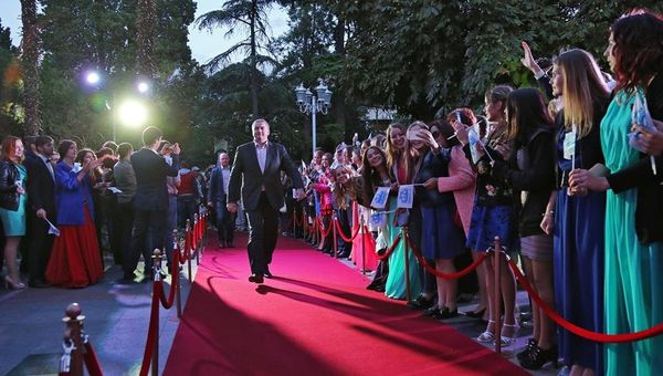 Сергей Аксенов на красной дорожке фестиваля Европейский мост в Ялте Сергей Аксенов на красной дорожке фестиваля Европейский мост в Ялте