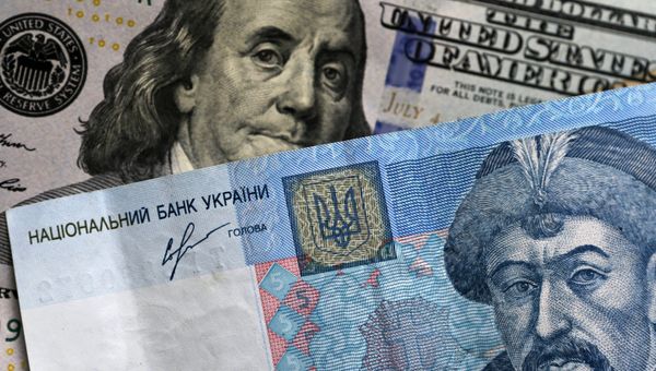 Денежные купюры и монеты США и Украины