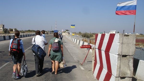 Пункт пропуска Джанкой между российской и украинской и российской границей на Чонгарском мосту