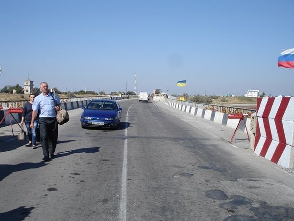 Пункт пропуска Джанкой между российской и украинской и российской границей на Чонгарском мосту