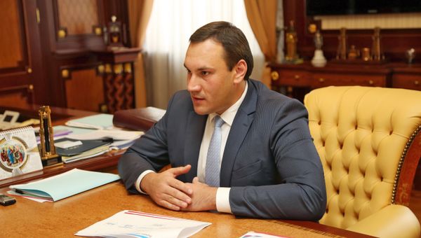 Глава Республики Крым Сергей Аксенов (слева) и председатель Государственного комитета по государственной регистрации и кадастру Республики Крым Александр Спиридонов (справа)