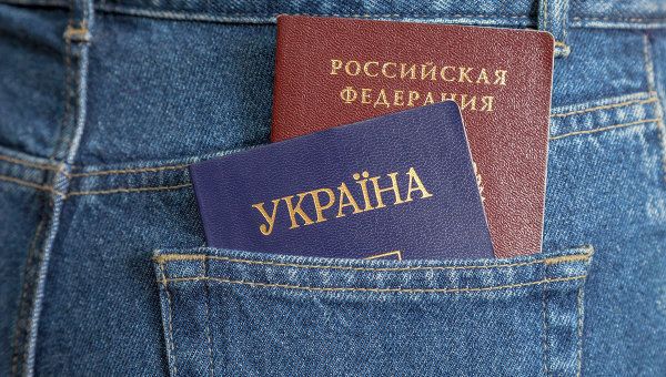 Российский и украинский паспорта. Архивное фото