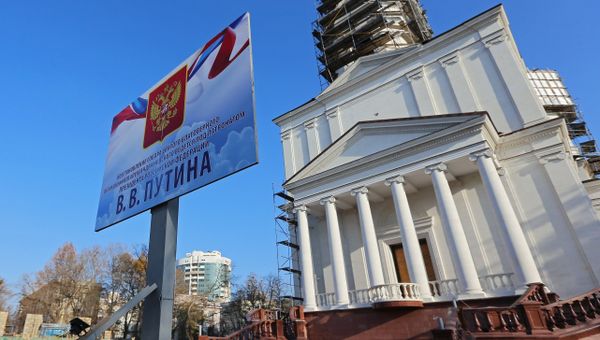 Золочение купола Александро-Неского собора в Симферополе