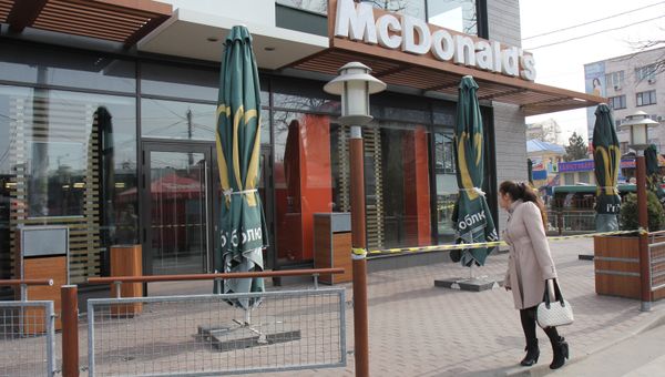 Сеть ресторанов быстрого питания McDonald’s приостановила работу в Крыму
