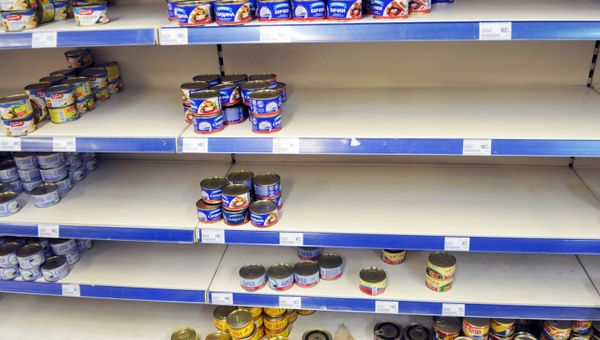 Прилавок с продуктами в одном из сетевых магазинов Львова Прилавок с продуктами в одном из сетевых магазинов Львова