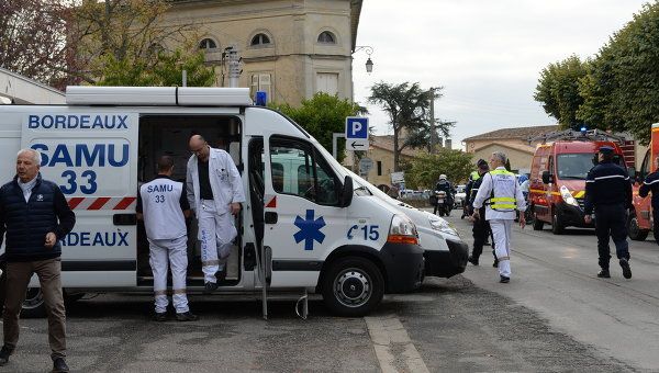 На месте столкновения пассажирского автобуса и грузовика около города Либурн