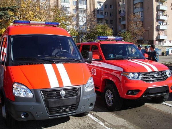 Глава МЧС России Владимир Пучков передал на вооружение крымским спасателям новое оборудование. На фото: новые патрульные автомобили