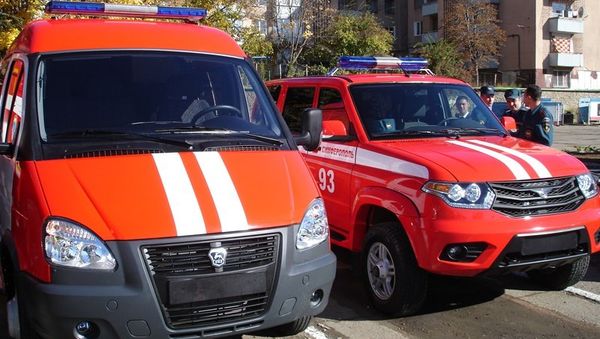 Глава МЧС России Владимир Пучков передал на вооружение крымским спасателям новое оборудование. На фото: новые патрульные автомобили
