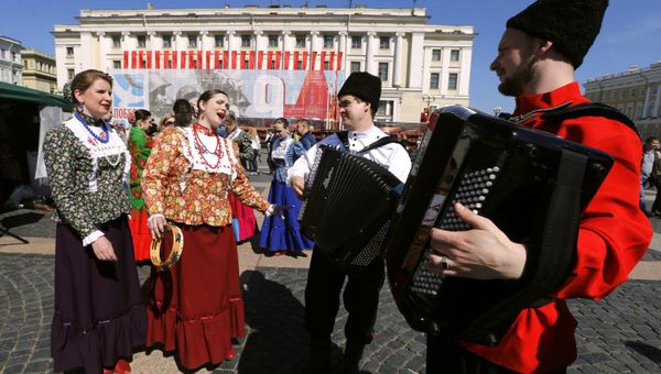 Народные гуляния на Дворцовой пощади в Санкт-Петербурге