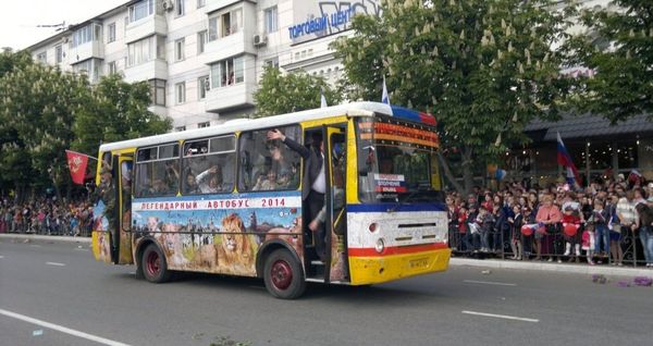 Автобус крымского ополчения на праздновании Дня Победы в Симферополе Автобус крымского ополчения на праздновании Дня Победы в Симферополе
