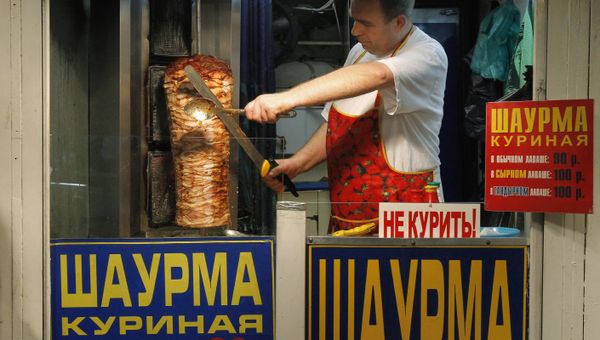 Торговые палатки у станций Московского метрополитена