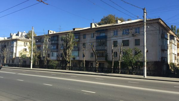 Спиленные тополя на ул. Киевской в Симферополе Спиленные тополя на ул. Киевской в Симферополе