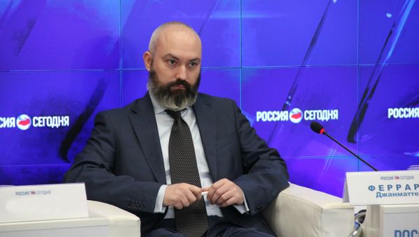 Представитель партии Лига Севера (Италия) Джанматтео Феррари на пресс-конференции в МИА Россия сегодня в Крыму