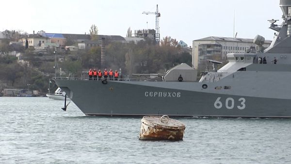 Ракетные корабли после испытаний под музыку пришвартовались в порту Севастополя