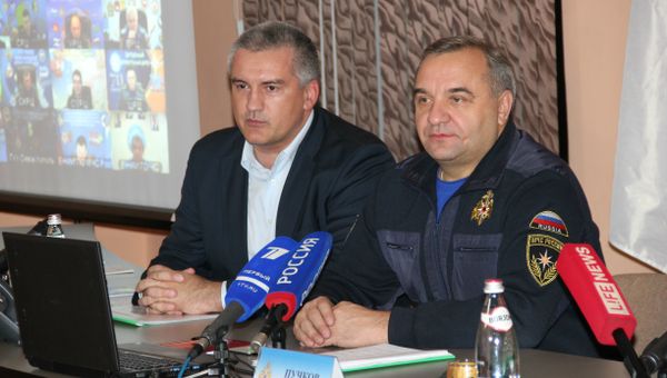 Владимир Пучков и Сергей Аксенов во время совещания в Симферополе