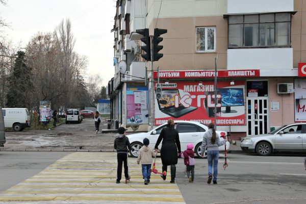 Водители пропускают пешеходов через дорогу