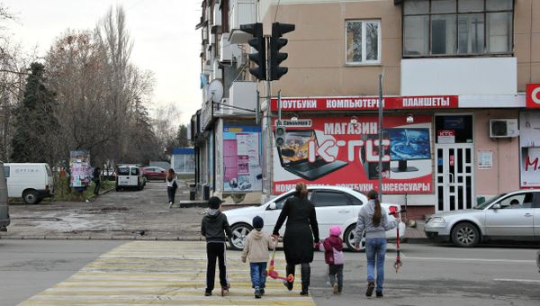 Водители пропускают пешеходов через дорогу