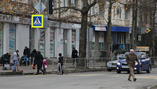 Водители пропускают пешеходов через дорогу