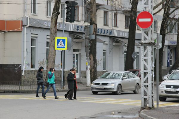 Водители пропускают пешеходов через дорогу