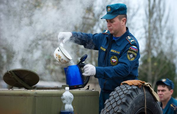 Полевые кухни и палатки МЧС развернуты в городе Щелкино на северо-востоке Крыма