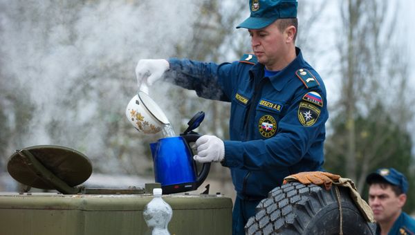 Полевые кухни и палатки МЧС развернуты в городе Щелкино на северо-востоке Крыма