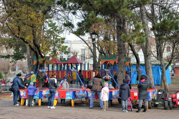 Пока светло, дети гуляют в парке 