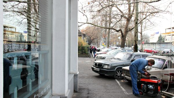 Около кафе в центре Симферополя запускают бензиновый генератор