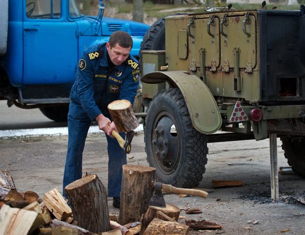 Полевые кухни и палатки МЧС развернуты в городе Щелкино на северо-востоке Крыма