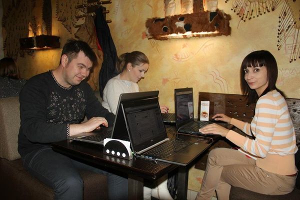 Блэкаут в Крыму. Журналисты работают в кафе 