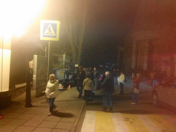 В Ялте на улице прохожих угощают хот-догами и бургерами  