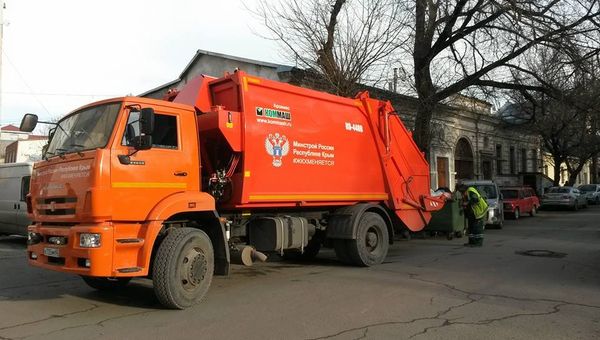 Новый мусоровоз на улице Симферополя
