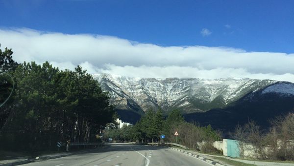 Снег в горах над Ялтой